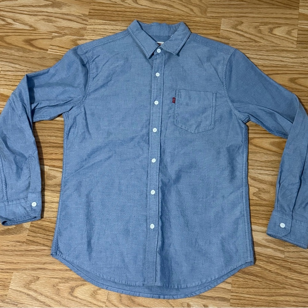 ⸻

Levi’s Button-Down Shirt - Picture 2 of 15